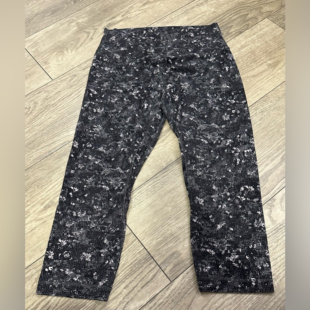 Lululemon Athletica Black and White Leggings for Ultimate Comfort - Picture 2 of 10